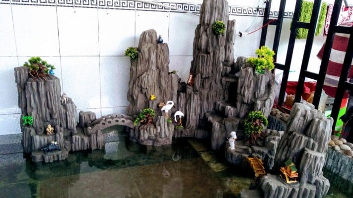 Hòn Non Bộ Kết Hợp Hồ Cá Koi: Tuyệt Tác Cảnh Quan hon non bo nuoi ca bang da xi mang cho khong gian noi that