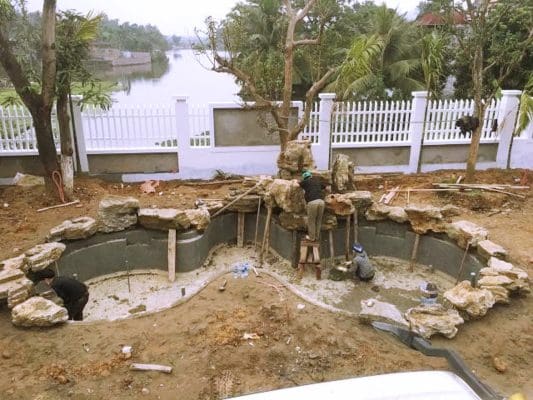 Hòn Non Bộ Kết Hợp Hồ Cá Koi: Tuyệt Tác Cảnh Quan thi cong phan tho mong va chan nui hon non bo nuoi ca