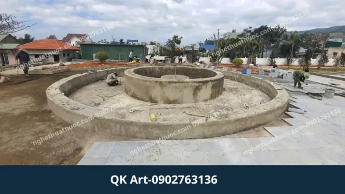 Kỹ Thuật Lắp Đặt Đài Phun Nước Chuyên Nghiệp | Tiêu Chuẩn & Giải Pháp Kỹ sư QK Art thực hiện khảo sát địa hình và nguồn nước trước khi lắp đặt hệ thống đài phun nước.