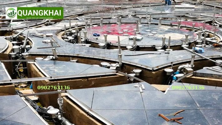 Đài Phun Nước Âm Sàn: Giải Pháp "Sàn Phun" Thông Minh & Kỹ Thuật Thi Công Ẩn Giấu Quy trình lắp đặt khung vòi phun đài phun nước âm sàn tại khu đô thị.