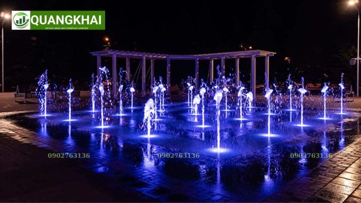 Đài Phun Nước Âm Sàn: Giải Pháp "Sàn Phun" Thông Minh & Kỹ Thuật Thi Công Ẩn Giấu Đài phun nước âm sàn rực rỡ với ánh sáng đèn LED vào ban đêm.