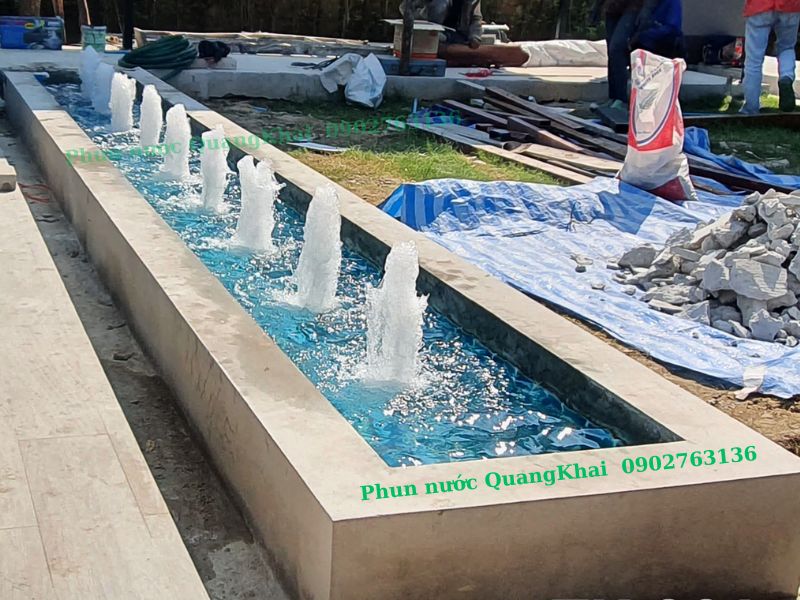 Mẫu đài phun nước đẹp phun thấp trải dài theo hồ