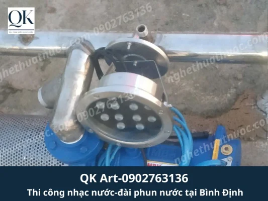 Thi Công Đài Phun Nước Tại Bình Định: Giải Pháp Thủy Cảnh Thích Ứng Khí Hậu Biển Kỹ thuật viên QK Art lắp đặt máy bơm chuyên dụng và đèn âm nước chống ăn mòn cho dự án tại Bình Định.