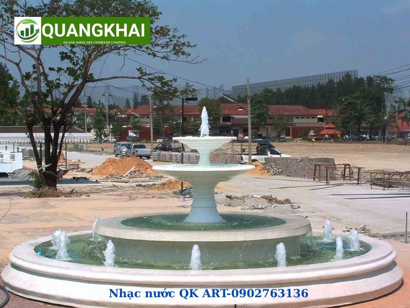 Mẫu Đài Phun Nước Hình Tròn: Ý nghĩa phong thủy & Tư vấn thiết kế Đài phun nước bằng đá đa tầng đặt giữa khuôn viên công viên rộng lớn.