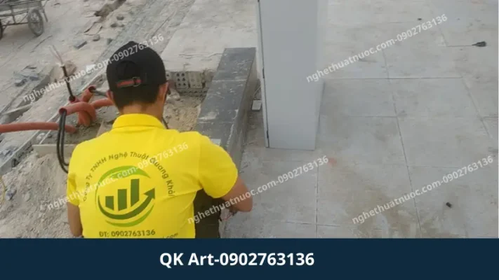 Kỹ thuật viên QK Art đang thực hiện đấu nối hệ thống tủ điện điều khiển đài phun nước cho công trình Quảng trường huyện Đơn Dương, Lâm Đồng