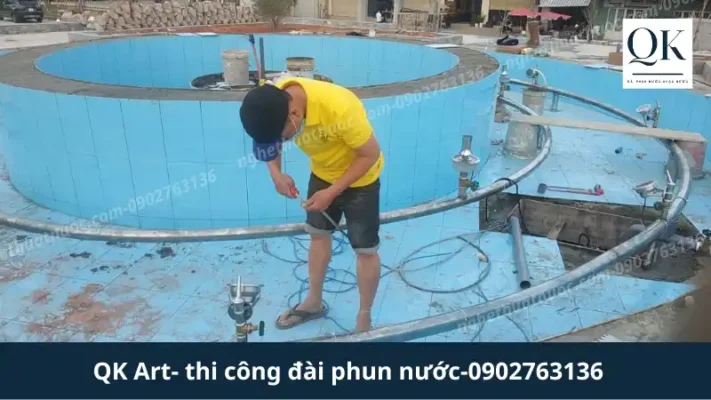 THI CÔNG ĐÀI PHUN NƯỚC NGHỆ THUẬT TRỌN GÓI Kỹ thuật viên QK Art lắp đặt giàn phun tại Quảng trường Đơn Dương
